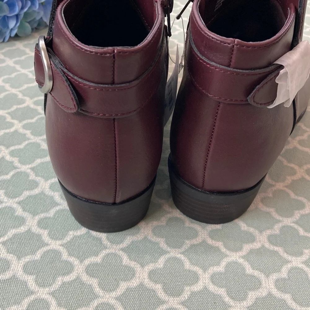 NWT St. John’s Bay Rayford Dark Wine Booties 7.5 Wide Width